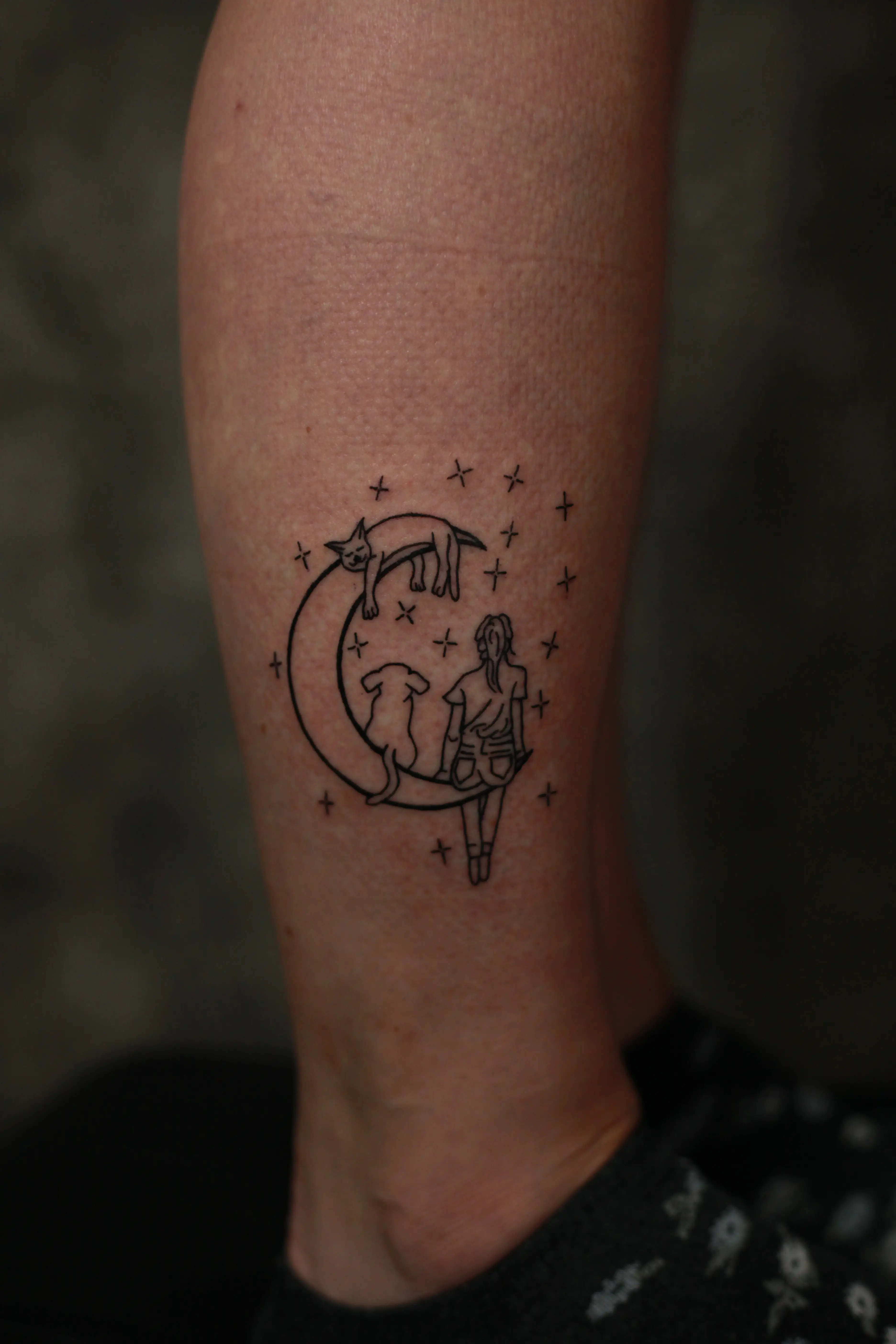 Tetovaža Mesec, mačka i devojka - Fine Line & Minimal rad Eternal Art studio